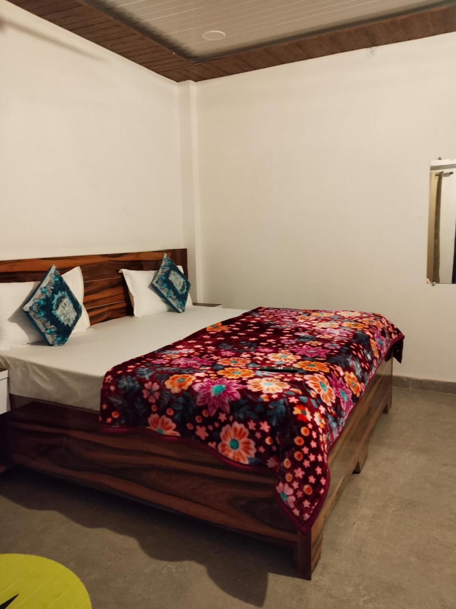 The Nirmala Palace Hotel Ayodhya Екстериор снимка