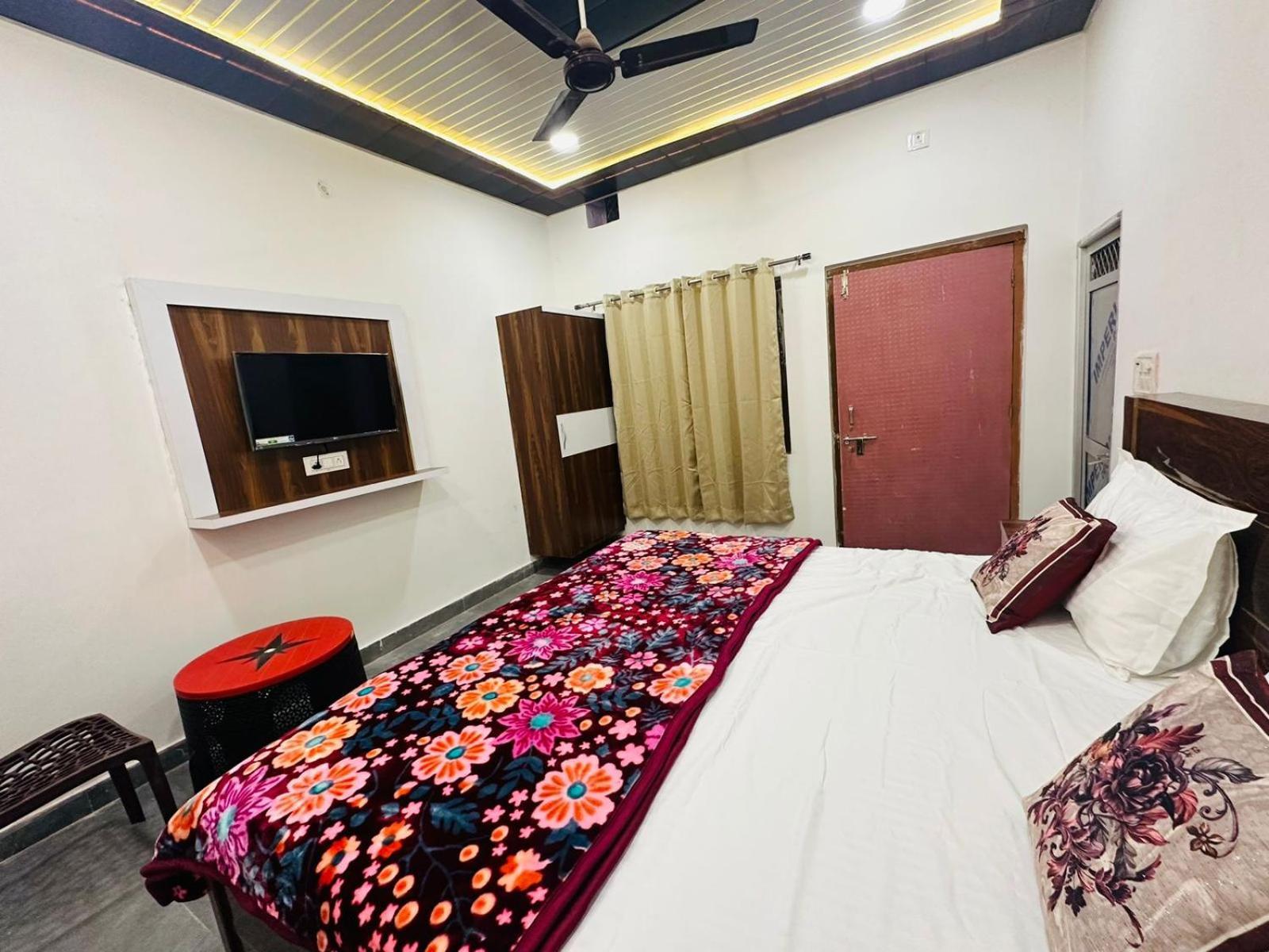 The Nirmala Palace Hotel Ayodhya Екстериор снимка