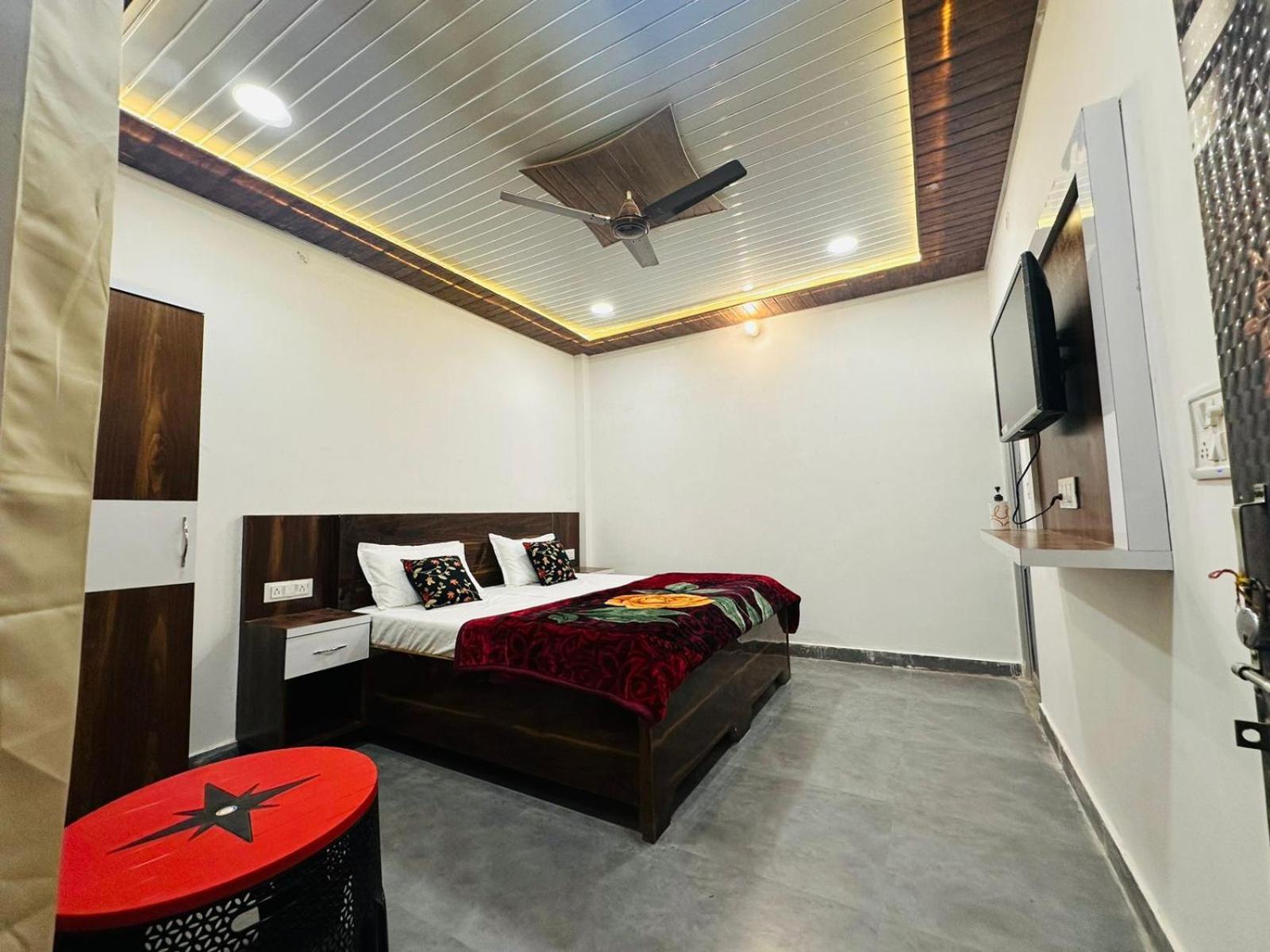 The Nirmala Palace Hotel Ayodhya Стая снимка